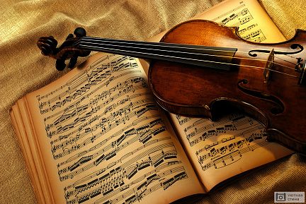 Скрипка лежит на старых нотах