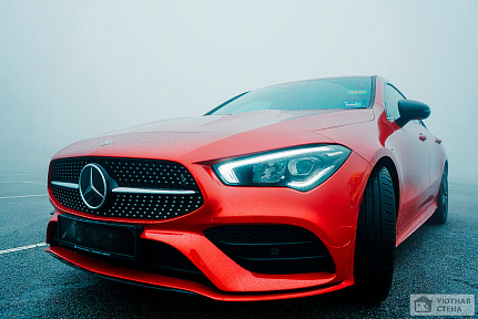 Красный Mercedes-Benz в тумане