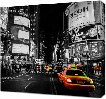 Нью-Йоркское желтое такси на черно-белом фоне