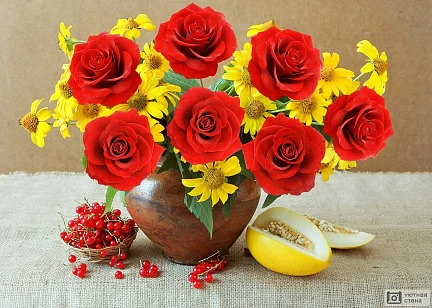 Натюрморт с красными и желтыми цветами