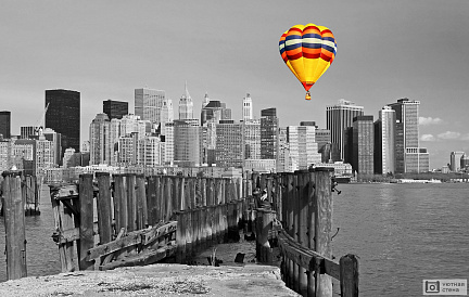 Красочный воздушный шар над черно-белым Манхэттеном