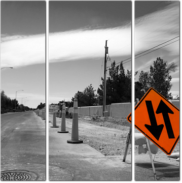 Знак дорожного строительства на черно белой фото