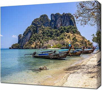 Лодки на пляже Таиланда