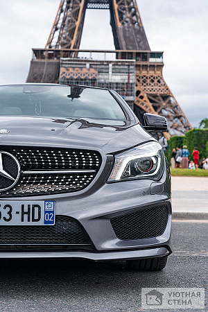 Mercedes-Benz на фоне Эйфелевой башни