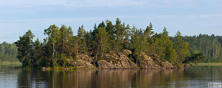 Скалистый остров на лесном озере