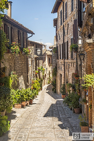 Улочка в Спелло. Италия