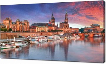 Алый закат на набережной реки в Дрездене