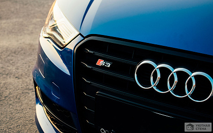 Audi S3 синего цвета на стоянке