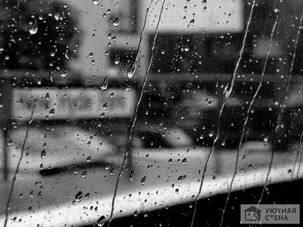 Капли дождя на стекле поезда
