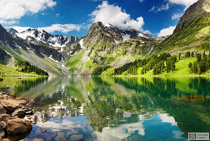 Фотообои Горное озеро с камнями на дне
