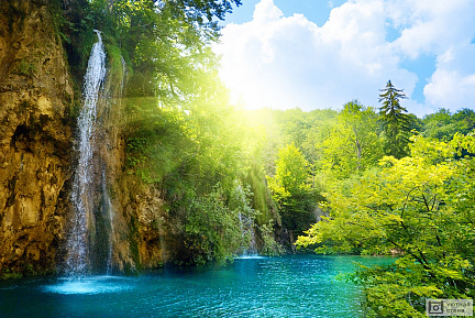 Водопад в глухом лесу Хорватии