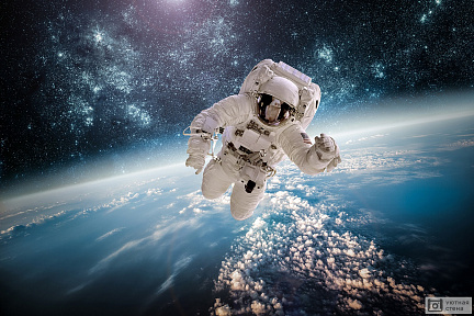 Космонавт на земной орбите