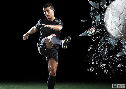 Роналдо (Ronaldo) с мячом на черном фоне