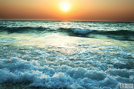 Закат на море с волнами