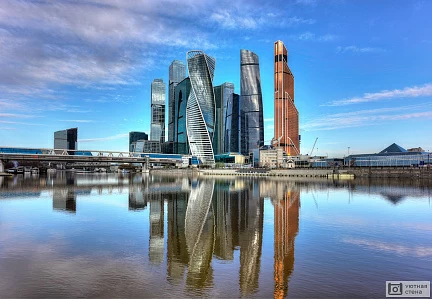 Синее небо и Москва-Сити