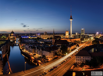 Водные каналы ночного Берлина. Германия
