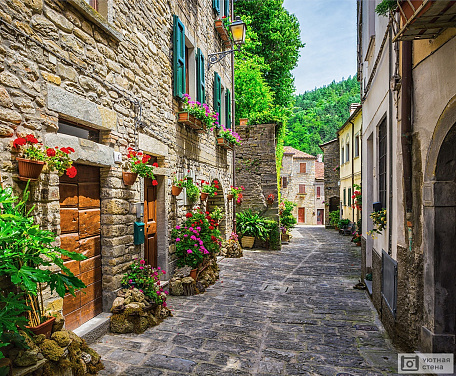 Украшенная цветами итальянская улочка Тосканы