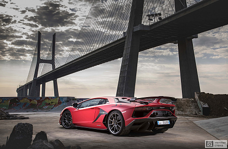 Lamborghini Aventador на фоне моста