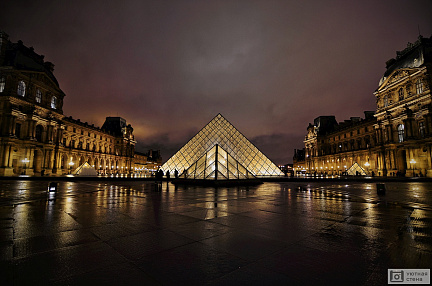 Лувр ночью. Париж. Франция