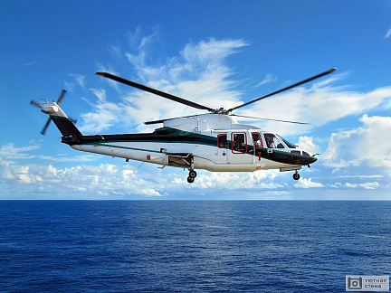 Вертолет над водой