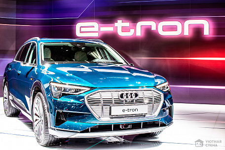 Внедорожник Audi e-tron 55 в автосалоне, синий металлик