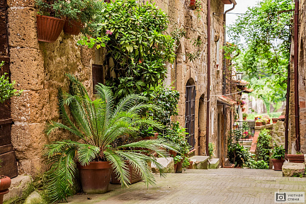 Средневековая улочки с лестницей в Тоскане