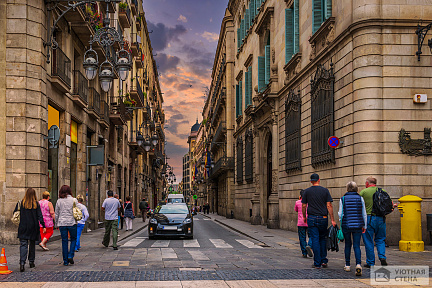 Фотообои Старая улочка в Барселоне, Испания