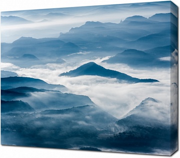 Дивный горный пейзаж в тумане