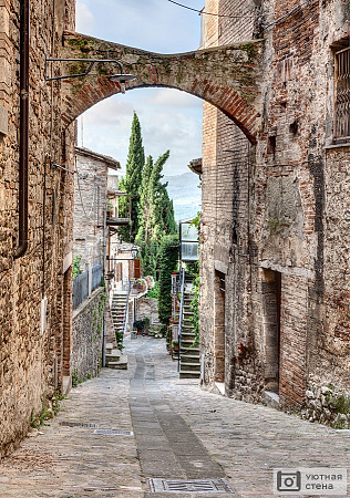 Живописный древний узкий переулок с аркой в старом городе
