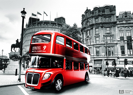 Красный автобус на площади
