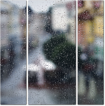 Стекающие капли дождя на стекле