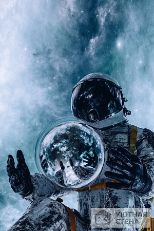 Земная сфера в руках космонавта