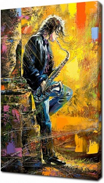 Молодой парень играет на саксофоне