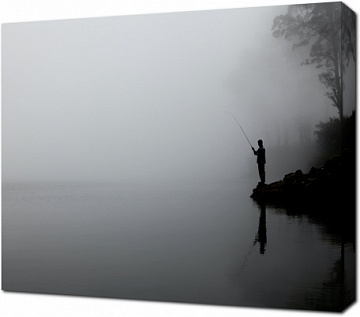 Рыбак в прохладном утреннем тумане