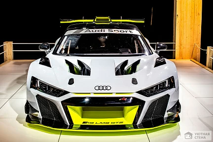 Гоночный автомобиль Audi R8 в автосалоне