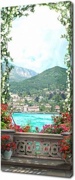 Украшенный цветами балкон с видом город у моря