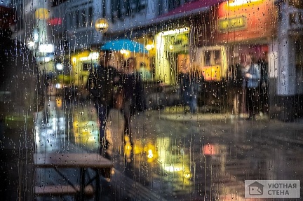 Дождь из окна кафе