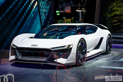 Белый автомобиль Audi PB18 e-tron, международная выставка