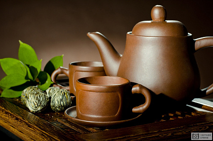 Натюрморт с глиняным чайником и чашками