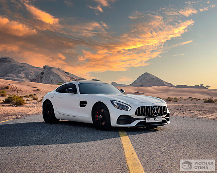 Автомобиль Mercedes GTS на фоне гор