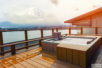 Терраса с джакузи с видом на гору Фудзи