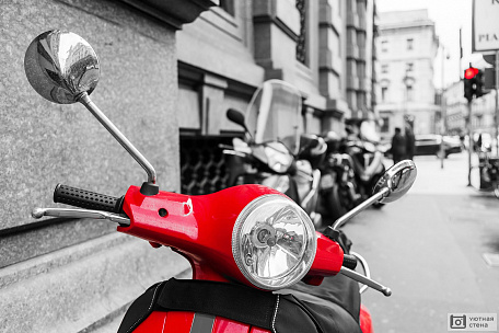Фотообои Красный скутер на фоне черно-белого фото Милана