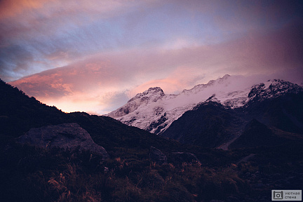 Фотообои Рассвет в заснеженных вершинах гор