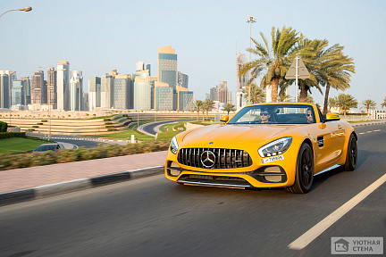 Желтый автомобиль Mercedes Benz на дорогах Дохи