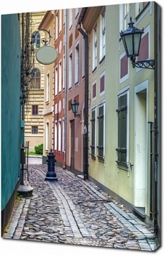 Узкая улица в старой Риге. Латвия
