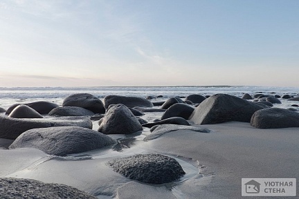 Крупные камни на пляже