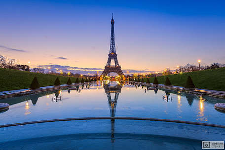 Вид на Эйфелеву башню с фонтанов Трокадеро на рассвете. Париж. Франция