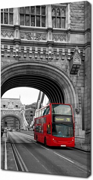 Двухэтажный Лондонский автобус под мостом