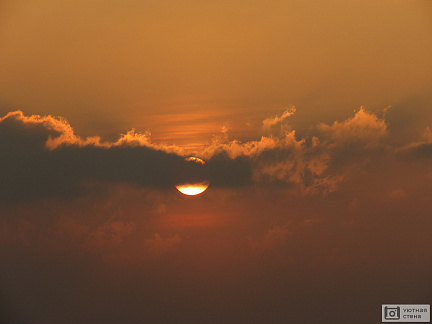 Восходящее солнце за облаками