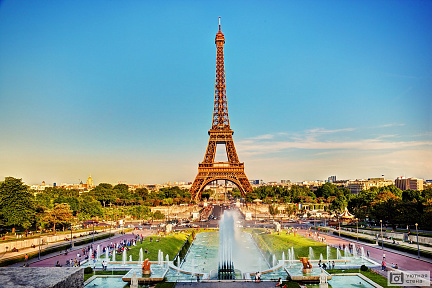 Фотообои Фонтан в саду Трокадеро с видом на Эйфелеву башню. Париж. Франция